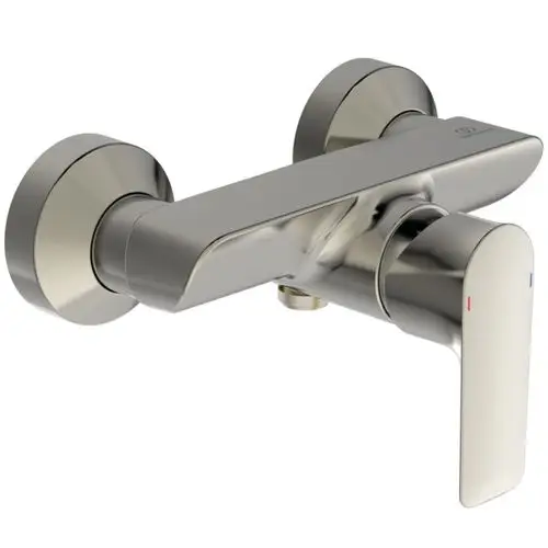 Brausearmatur aus verchromtem Metall mit einem geraden, schlichten Design und einem Hebel für die Warm- und Kaltwassereinstellung von Ideal Standard.